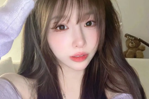 刚分手一周！八卦媒体爆料：维尼修斯在私人场所与数位女性聚会